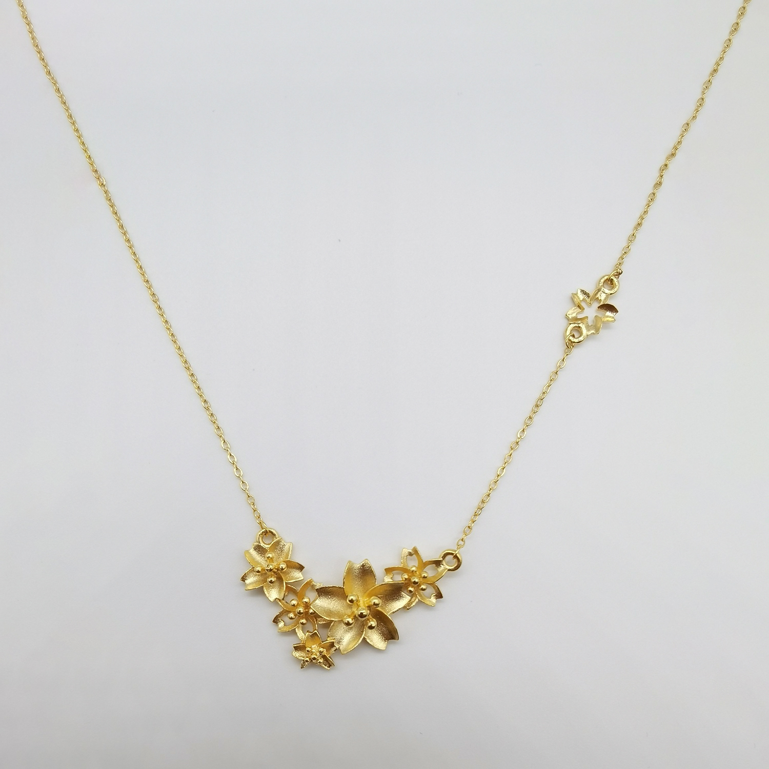 Alluvial gold vacuum electroplating 24K gold triple flower necklace